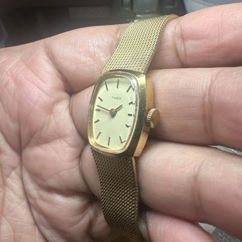 Works Vintage Timex Manual Wind Gold Tone Ladies Watch! Runs Great! 19mm Fit 7in